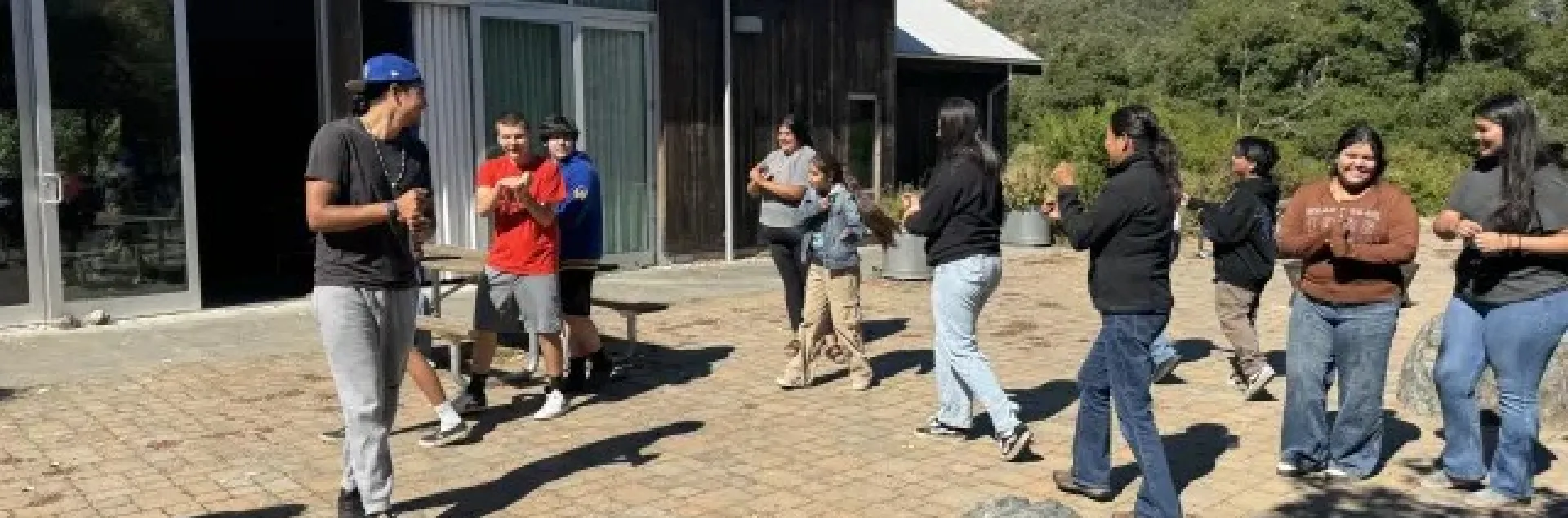 Jóvenes de la tribu participan en un juego de mano tradicional.