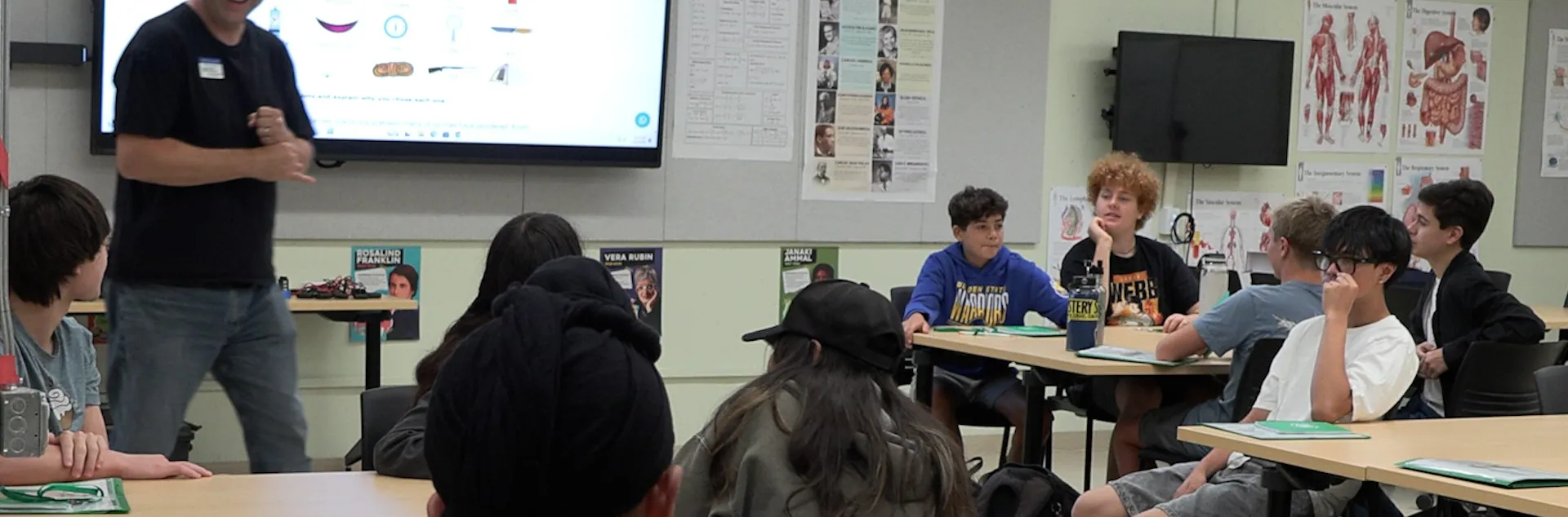 Estudiantes escuchan una clase de 4-H