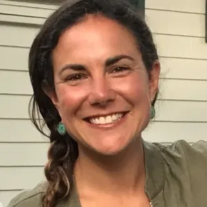 Picture of Alli Rowe, author.