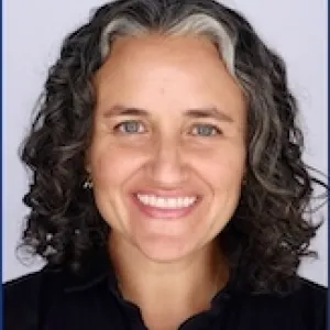 Hannah Thompson headshot