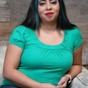 A woman wearing a turquoise shirt
