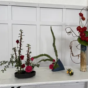 Five different flower arrangemens from Ikebana style to the small pocket flowers.